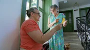 Frau K. und ihre Mutter leben seit den 1980er-Jahren in dem Haus – als zwei der letzten paar verbliebenen Altmieterinnen. Der Rest der Wohnungen wird laufend neu vermietet. Willkommen fühlen sie sich längst nicht mehr. Frau K. und ihre Mutter leben seit den 1980er-Jahren in dem Haus – als zwei der letzten paar verbliebenen Altmieterinnen. Der Rest der Wohnungen wird laufend neu vermietet. Willkommen fühlen sie sich längst nicht mehr.