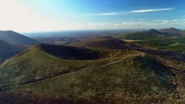 Die Cha&icirc;ne des Puys in der Auvergne besteht aus mehr als 80 Vulkanen. Der letzte Ausbruch liegt circa 6.000 Jahre zur&uuml;ck.