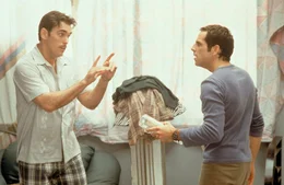 Pat (Matt Dillon, l.) kann Mary zwar ausfindig machen, doch verliert er selbst sein Herz an sie. Deshalb h&auml;lt er Ted (Ben Stiller, r.) mit unn&uuml;tzen Informationen hin. Als Ted das herausfindet, entflammt ein gnadenloser Wettstreit zwischen den beiden ...