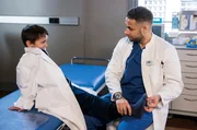 Für Sami (Maamar Abbou, links) und Dr. Matteo Moreau (Mike Adler) heißt es bald Abschied nehmen. Sami gilt als geheilt. Für Sami (Maamar Abbou, links) und Dr. Matteo Moreau (Mike Adler) heißt es bald Abschied nehmen. Sami gilt als geheilt.