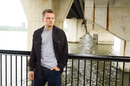 Der Undercover-Polizist Billy (Leonardo DiCaprio) kann nur an wenigen Orten er selbst sein.