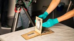 Vorsicht geboten: Behutsame Aufnahmen der &uuml;ber 100 Jahre alten Fotografien.