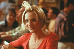 Die liebensw&uuml;rdige Mary Jenson (Cameron Diaz) muss sich mit zahlreichen unbeholfenen Verehrern rumschlagen. Denn nicht nur die High School-Bekanntschaft Ted ist verr&uuml;ckt nach Mary ...