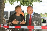 Polizist Michi Mohr (Max Müller, l.) und Polizeidirektor Gert Achtziger (Alexander Duda, r.) ermitteln auf einem Fußballplatz.