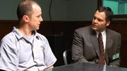 In einem Verhör gesteht Pater McShale (Michael O'Keefe, l.) dem überraschten Detective Goren (Vincent D'Onofrio), dass der ermordete Junkie sein Liebhaber war.