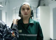 Villanelle (Jodie Comer) schleicht sich ebenfalls ins Gef&auml;ngnis, um ihre ehemalige Teamkameradin zum Schweigen zu bringen. Doch die harten Sicherheitsma&szlig;nahmen zwingen Villanelle dazu, zu improvisieren.