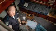 Niklas Norberg (Jonathan Rickelt) liegt leblos in der Kajüte eines Bootes; Ermittlungen zu seinem Tod und seiner Flucht aus der Gesellschaft werden geführt.