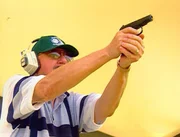 Die Ermittler messen die Lautstärke eines Pistolenschusses. Wieso haben die Nachbarn nichts gehört? Liegt das Schlafzimmer, der Tatort, akustisch abgeschirmt? Die Ermittler messen die Lautstärke eines Pistolenschusses. Wieso haben die Nachbarn nichts gehört? Liegt das Schlafzimmer, der Tatort, akustisch abgeschirmt?