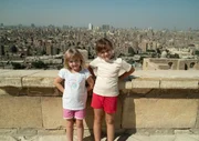 Lilly und Mia vor der Stadtkulisse von Kairo.