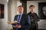 Barnaby (Neil Dudgeon, l.) und Nelson (Gwilym Lee, r.) besuchen die Ausstellung eines Mordopfers. Barnaby (Neil Dudgeon, l.) und Nelson (Gwilym Lee, r.) besuchen die Ausstellung eines Mordopfers.