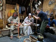 Wade Hillier und Megan Tilley zusammen mit dem Fotografen im Wikinger Haus bei L'Anse aux Meadows