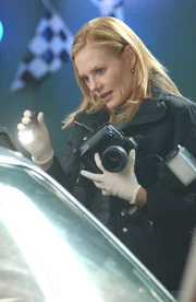 Catherine (Marg Helgenberger) untersucht den Unfallwagen einer alten Dame, die in ein Caf&eacute; gerast ist und dabei drei Menschen get&ouml;tet hat.