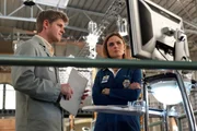 Der wissenschaftliche Mitarbeiter Wendell (Michael Terry) erläutert Brennan (Emily Deschanel) seine Untersuchungsergebnisse. Der wissenschaftliche Mitarbeiter Wendell (Michael Terry) erläutert Brennan (Emily Deschanel) seine Untersuchungsergebnisse.