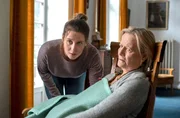 Anna Streich (Katrin Röver, l.) ist am Ende ihrer Kräfte; sie ist überfordert mit der Pflege ihrer demenzkranken Mutter (Claudia Rieschel, r.). Anna Streich (Katrin Röver, l.) ist am Ende ihrer Kräfte; sie ist überfordert mit der Pflege ihrer demenzkranken Mutter (Claudia Rieschel, r.).