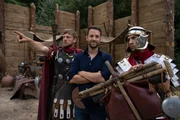 Mirko Drotschmann am Set der "Varusschlacht" mit r&ouml;mischen Legion&auml;ren.