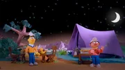 Ernie und Bert grillen gerade neben ihrem Zelt, als ein UFO am Himmel erscheint. Ernie und Bert grillen gerade neben ihrem Zelt, als ein UFO am Himmel erscheint.