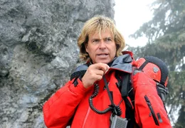 Im Gebirge sucht Hansi (Hansi Hinterseer) nach Sportlern, die durch einen dramatischen Wetterumschwung unversehens in Not geraten sind.