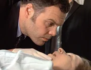 Detective Goren (Vincent D'Onofrio) wittert ein Verbrechen. Der penetrante Mandelgeruch der Toten (Darstellername nicht zu ermitteln) weist auf eine Zyanid-Vergiftung hin. Detective Goren (Vincent D'Onofrio) wittert ein Verbrechen. Der penetrante Mandelgeruch der Toten (Darstellername nicht zu ermitteln) weist auf eine Zyanid-Vergiftung hin.