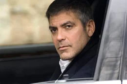 Hatte Arthur Recht und die Firma wusste &uuml;ber die m&ouml;glicherweise t&ouml;dliche Wirkung ihres Mittels Bescheid? Michael (George Clooney) muss auf eigene Faust recherchieren, da sich seine Kanzlei nur um den Sieg des Falles schert ...
