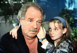 MDR Fernsehen UNSER PAPA, DAS GENIE, am Sonntag (01.07.12) um 22:00 Uhr. Alles ist relativ: "Sternchen" (Isabel Bongard) hat Verst&auml;ndnis f&uuml;r die genialischen H&ouml;henfl&uuml;ge von Papa Julius (Friedrich von Thun).