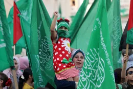 28. Mai 2021: Im Gazastreifen marschieren pal&auml;stinensische Anh&auml;nger der Ezz-Al-Din-Al-Qassam-Brigaden, dem bewaffneten Fl&uuml;gels der pal&auml;stinensischen Hamas-Bewegung, bei einer Anti-Israel-Kundgebung im Fl&uuml;chtlingslager Al-Bureij