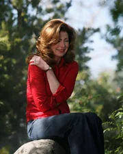 In einem kleinen Waldst&uuml;ck, wo sich ein auf dem Boden markiertes Kreuz befindet, erinnert sich Katherine (Dana Delany) wehm&uuml;tig an ein dunkles Geheimnis, das an dieser Stelle begraben wurde ...
