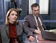 Detective Alexandra Eames (Kathryn Erbe) und Detective Robert Goren (Vincent D'Onofrio) haben nur wenige Indizien, den Verdächtigen des Mordes anzuklagen.
