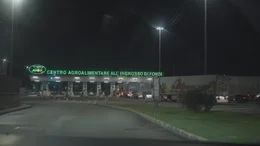 Der Gro&szlig;markt Fondi z&auml;hlt zu den wichtigsten Umschlagpl&auml;tzen f&uuml;r Gem&uuml;se und Obst, das im S&uuml;den Italiens angebaut wird. In den Lkw, die den Markt t&auml;glich anfahren und verlassen, befinden sich mitunter aber auch Drogen und Waffen.