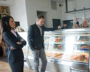 Joan (Lucy Liu, l.) und Sherlock (Jonny Lee Miller, r.) beim Metzger: Wie h&auml;ngt der Tod eines mit Wurst vergifteten Mannes mit dem Durchbruch einer Produktionsst&auml;tte f&uuml;r k&uuml;nstliches Fleisch zusammen?