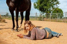 ARD Degeto MEIN WILDES HERZ - ALLES AUF SIEG, am Samstag (30.05.20) um 20:15 Uhr im ERSTEN. Bauchlandung f&uuml;r Jana (Lena Klenke). &copy; ARD Degeto/Neue Sch&ouml;nhauser Filmproduktion, honorarfrei - Verwendung gem&auml;&szlig; der AGB im engen inhaltlichen, redaktionellen Zusammenhang mit genannter Degeto-Sendung und bei Nennung "Bild: ARD Degeto/Neue Sch&ouml;nhauser Filmproduktion" (S2+). ARD Degeto/Programmplanung und Presse, Tel: 069/1509-335, degeto-presse@degeto.de