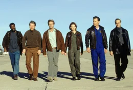 Um die Welt vor dem Untergang zu bewahren, will ein Team erfahrener Wissenschaftler und Astronauten (v.l.n.r.: Delroy Lindo, Tch&eacute;ky Karyo, Aaron Eckhart, Hilary Swank, Bruce Greenwood, Stanley Tucci) in der N&auml;he des Erdmittelpunktes eine Atombombe z&uuml;nden ...