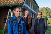Khalid Hadam (Raschid Daniel Sidgi, l.) erf&auml;hrt durch Finn (Sven Martinek, M.) und Lars (Ingo Naujoks, r.) vom Tod seiner Frau. Er ist sichtlich mitgenommen.