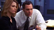 Das Detective-Duo Eames (Kathryn Erbe) und Goren (Vincent D'Onofrio) ermitteln, dass der Tote Verh&auml;ltnisse zu mehreren Damen aus der feinen Gesellschaft hatte.