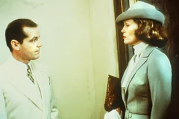 Evelyn Cross Mulwray (Faye Dunaway, r.) beauftragt den Privatdetektiv J.J. Gittes (Jack Nicholson, l.), ihren Mann zu beschatten ...