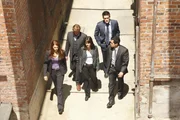 L-R: Grace Van Pelt (Amanda Righetti), Patrick Jane (Simon Baker), Teresa Lisbon (Robin Tunney), Wayne Rigsby (Owain Yeoman) und Kimball Cho (Tim Kang).
