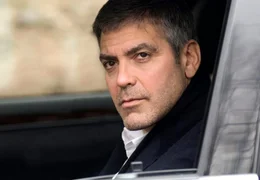Michael Clayton (George Clooney) observiert einen Kunden.