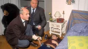 Die 19jährige Lisa wurde erwürgt in ihrer Wohnung aufgefunden. Gerichtsmediziner Dr. Duhler (Klaus Schindler, li.) gibt Kommissar Kehler (Wolfgang Bathke) die ersten Informationen zu dem Tathergang.