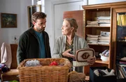 Hermine Streich (Claudia Rieschel, r.) zeigt dem Kommissar Gregor Michalski (Jonas Minthe, l.) ihr leeres Schm&uuml;ckk&auml;stchen. Ihr Bargeld und ihr wertvoller Schmuck sind verschwunden.