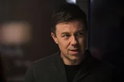 Ian Rider (Andrew Buchan) ist Spion. Keiner weiß davon, bis plötzlich ein mysteriöser Unfall geschieht. Ian Rider (Andrew Buchan) ist Spion. Keiner weiß davon, bis plötzlich ein mysteriöser Unfall geschieht.