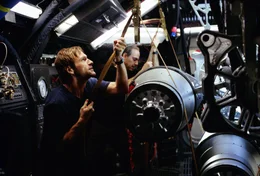 Professor Keyes (Aaron Eckhart, l.) erh&auml;lt die Aufgabe, ein Team von "Terranauten" auszubilden, das dem unheilvollen Stillstand des Magmas im Erdinnern mit Nuklearsprengmitteln beikommen soll ...
