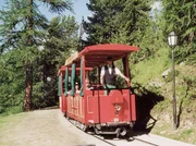 Das Riffelalptram - die höchste Straßenbahn Europas in 2222 Metern Höhe, zu Füßen des Matterhorns. Das Riffelalptram - die höchste Straßenbahn Europas in 2222 Metern Höhe, zu Füßen des Matterhorns.