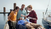 Ole Janisch (Max Brauer, liegend) wird tot an Bord einer Jacht gefunden. Der Abiturient wollte eigentlich mit Freund Juuls Kampwirth die Welt umsegeln. Was ist auf der Jacht in der Nacht vor der geplanten Abreise passiert? Rechtsmedizinerin Helene Sturbeck (Katharina Blaschke, r.) kann ihren Kollegen Joost (Nike Fuhrmann, l.) und Pöhlmann (Dominic Boeer, M.) schon mal so viel sagen: Der junge Mann ist erschlagen worden. Doch dann hat jemand versucht, ihn wiederzubeleben. Wer hat Ole Janisch umgebracht? Warum musste der junge Mann sterben? Ole Janisch (Max Brauer, liegend) wird tot an Bord einer Jacht gefunden. Der Abiturient wollte eigentlich mit Freund Juuls Kampwirth die Welt umsegeln. Was ist auf der Jacht in der Nacht vor der geplanten Abreise passiert? Rechtsmedizinerin Helene Sturbeck (Katharina Blaschke, r.) kann ihren Kollegen Joost (Nike Fuhrmann, l.) und Pöhlmann (Dominic Boeer, M.) schon mal so viel sagen: Der junge Mann ist erschlagen worden. Doch dann hat jemand versucht, ihn wiederzubeleben. Wer hat Ole Janisch umgebracht? Warum musste der junge Mann sterben?