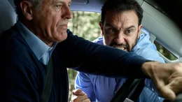 Der Streit zwischen Lieferwagenfahrer Ed (Willem de Wolf, l.) und Familienvater Hans (Jeroen Spitzenberger, r.) eskaliert immer weiter.