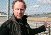 Der Polizist Martinsson (Douglas Johansson) verfolgt eine heisse Spur. Der Polizist Martinsson (Douglas Johansson) verfolgt eine heisse Spur.