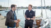 Für Timmermann (Mathias Junge, r.) und seine Kollegen zählt jeder Hinweis. Der Segler Arndt (Urs Fabian Winiger, l.) ist in der Tatnacht in der Nähe des Tatorts unterwegs gewesen.