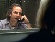 Arnie (Bruce McVitti) wird wegen Mordes verurteilt und sitzt im Gefängnis. Arnie (Bruce McVitti) wird wegen Mordes verurteilt und sitzt im Gefängnis.