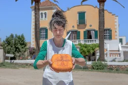 Der quadratische &bdquo;Queso de Mahon&ldquo; ist einer der meistverkauften K&auml;sesorten von Spanien.