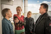 Franzi (Rhea Harder-Vennewald, 2.v.l.) und Hans (Bruno F. Apitz, r.) gehen der Aussage von Dustin Neumann nach und müssen feststellen, dass es sich bei dem von ihm beschuldigten angeblichen Einbrecher um den Freund (Dirc Simpson, l.) seiner Mutter (Barbara Sotelsek, 2.v.l.) handelt.