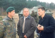 Auf dem Übungsgelände der Kaserne nehmen sich Kehler (Wolfgang Bathke, Mi.)und Bonhoff (Wolfgang Krewe, re.) den Oberfeldwebel Walter (Thomas Anzenhofer) vor, der Heinz' Alibi bestätigt.