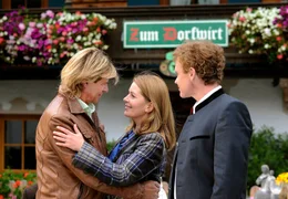 Nach seiner R&uuml;ckkehr aus Australien sieht Hansi Riedlinger (Hansi Hinterseer, links) seine Jugendliebe Stefanie (Karin Thaler) und seinen alten Freund Thomas (Alexander Wussow) wieder.